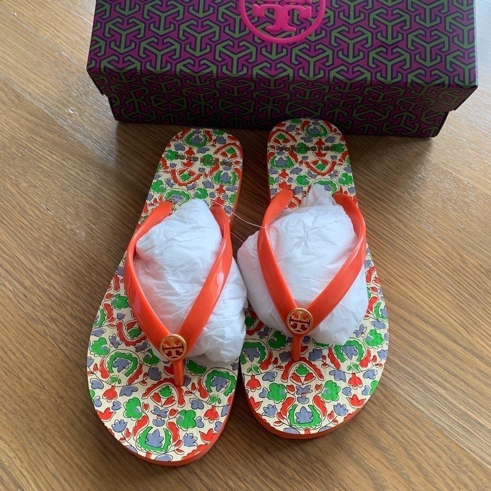 Tory Burch Printed Thin Flip-Flop: Poppy Red Paisley - Picture 5 of 7